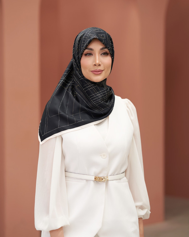 روسری ابریشم کجراه وارداتی مشکی کرم،سایز 100 طرح کوک دوزی