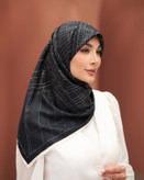 روسری ابریشم کجراه وارداتی مشکی کرم،سایز 100 طرح کوک دوزی