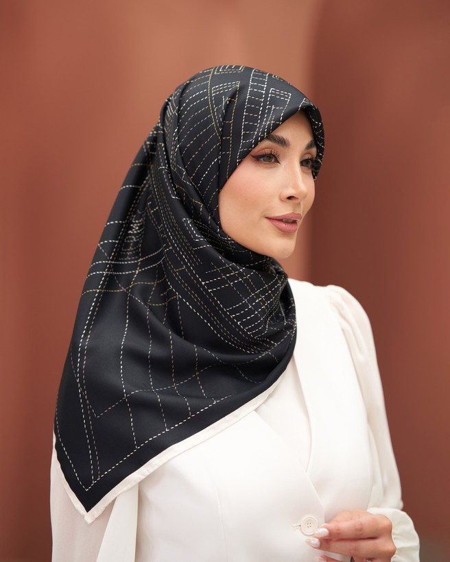 روسری ابریشم کجراه وارداتی مشکی کرم،سایز 100 طرح کوک دوزی